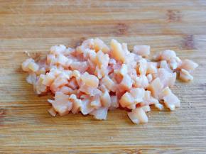 首先将鸡胸肉用温水洗干净，再切丁，尽量切的小一点。