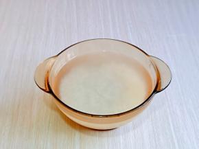 大米倒入器具中淘干净，冷水泡10分钟。