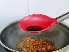 再加入一小勺生抽，半小勺老抽，翻炒均匀。