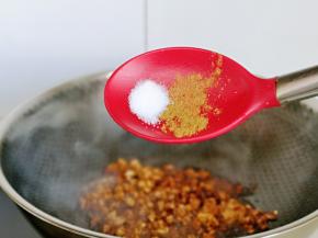 按个人口味加入盐，十三香，翻炒均匀，关火盛出备用。