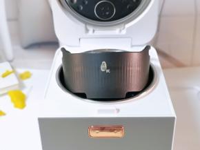 这时准备臻米脱糖蒸汽饭煲，清洗干净。