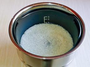 淘好的大米倒入滤糖甄中，根据米量加水，一杯米，一刻度的水。