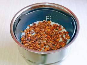 再加入炒好的香菇鸡，平铺在大米上。