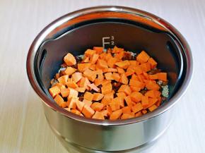 最后加入切好的红薯丁，平铺在上面。