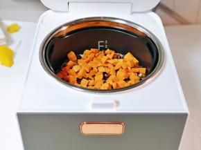 将内胆及滤糖甄放回锅体中，两个箭头必须对准哈，这样内胆才能安装到位，否则盖不上盖子呦～