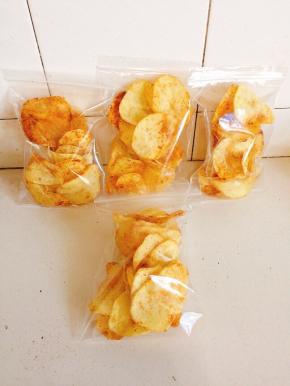 放入密封保鲜袋，可以保持薯片的酥脆口感，就像外面卖的一样美味哦！