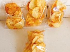 放入密封保鲜袋，可以保持薯片的酥脆口感，就像外面卖的一样美味哦！