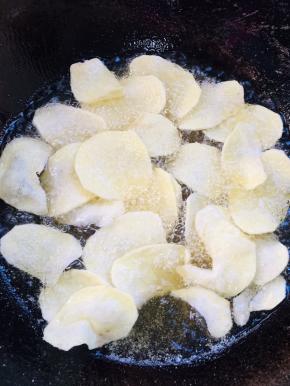 油温升高冒烟后，放入适量的土豆片下锅炸！