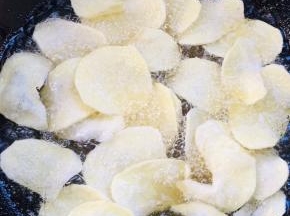 油温升高冒烟后，放入适量的土豆片下锅炸！