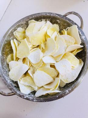 放入适量的淀粉拌匀，让每个土豆片都均匀的裹上一层薄薄的淀粉备用！