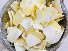 放入适量的淀粉拌匀，让每个土豆片都均匀的裹上一层薄薄的淀粉备用！