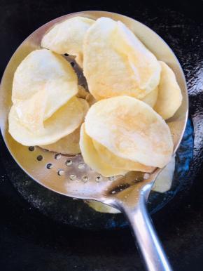 炸至表面金黄酥脆即可捞出备用！