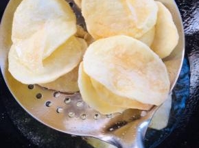 炸至表面金黄酥脆即可捞出备用！