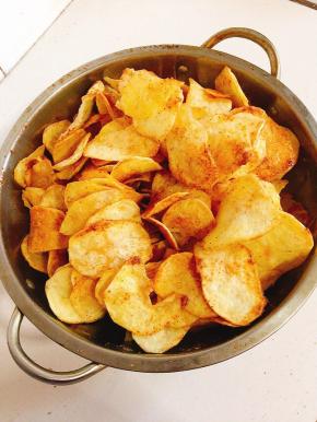 翻拌均匀即可！香香脆脆的口感特别好吃！