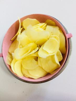 冲洗好的土豆片捞出沥干水份备用！