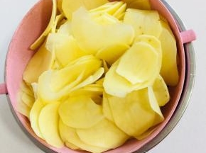 冲洗好的土豆片捞出沥干水份备用！