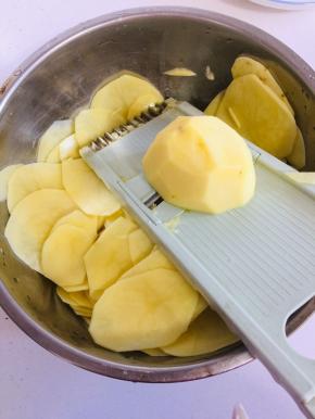 用刨刀把土豆擦成薄片备用！没有刨刀就只能考验亲们的刀工啦！