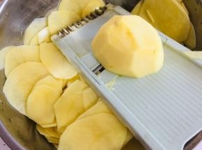 用刨刀把土豆擦成薄片备用！没有刨刀就只能考验亲们的刀工啦！