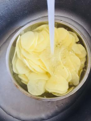 擦好的土豆片放在水龙头下反复冲洗十几遍，洗去多余的淀粉！