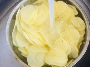 擦好的土豆片放在水龙头下反复冲洗十几遍，洗去多余的淀粉！