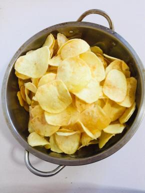 炸好的薯片就是原味薯片，直接吃就很香了！