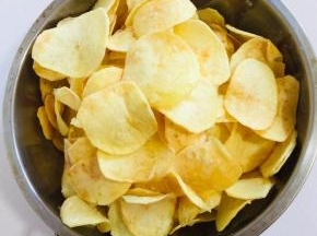 炸好的薯片就是原味薯片，直接吃就很香了！