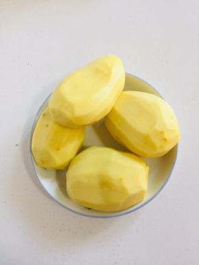 土豆削皮洗净备用！