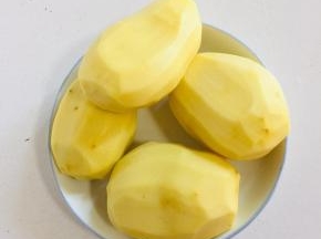 土豆削皮洗净备用！