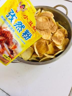 撒入适量的孜然粉！