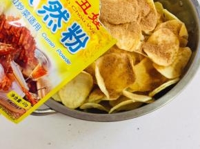 撒入适量的孜然粉！