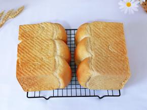 营养丰富的黑麦蔓越莓吐司面包出炉啦，趁热脱模，放在烤网上晾凉。