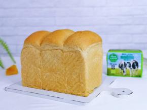 面包中，吐司做法简单易学，喜欢的做起来。