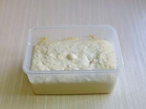 首先制作波兰种: 纯净水，高筋面粉，酵母粉放入发酵盒中，搅拌均匀，盖上盖子放室温发酵一夜。(如果天气热的话，记得放入冰箱冷藏发酵)