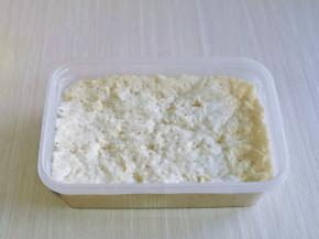 首先将波兰种提前做好，150克高粉，140克纯净水，1.5克酵母粉，混合在一起，搅拌均匀，盖上盖子放入冰箱冷藏过夜。