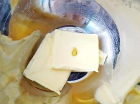 黄油软化到手指可以轻轻戳一个洞。