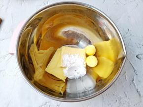 加入糖粉、盐、熟蛋黄。