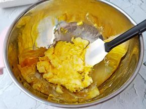 用刮刀稍微翻拌几下。