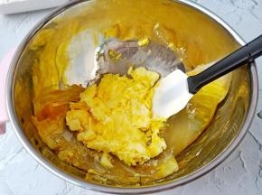 用刮刀稍微翻拌几下。