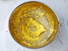  用电动打蛋器将黄油低速打发均匀颜色就可以【不要过度打发】