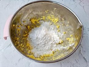 筛入低筋面粉与玉米淀粉。