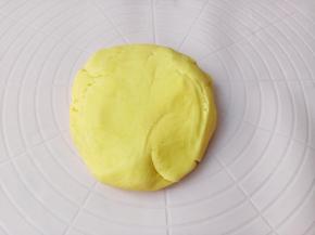 用刮刀翻拌到无干粉后用手揉成团。