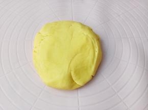 用刮刀翻拌到无干粉后用手揉成团。