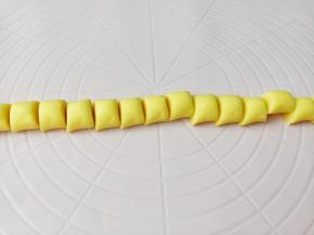 揉成长圆形切成5克一个的小剂子。