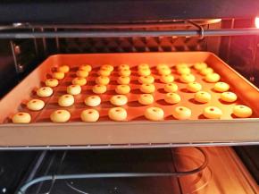 烤盘放入烤箱中层，上下火155度烤20分钟。