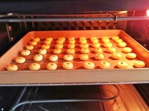 烤盘放入烤箱中层，上下火155度烤20分钟。