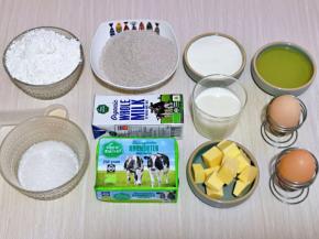 准备食材，首先将黄油切小块室温软化，软化到用手指轻轻摁一下会塌陷下去的状态即可。