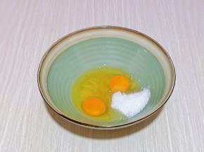 首先将鸡蛋磕入大口器具中，加入蜂蜜与白砂糖，用手动打蛋器打至均匀。