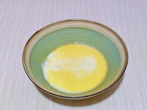 再加入纯牛奶，充分抽打均匀。