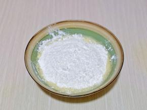 玉米淀粉，低筋面粉，泡打粉混合过细筛到蛋液器具中，手动打蛋器打至均匀，且无干粉。