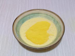 再加入玉米油，用手动打蛋器充分抽打均匀，使油与面糊完全融合。